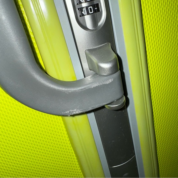 Neon yellow suitcases - Picture 11 of 14